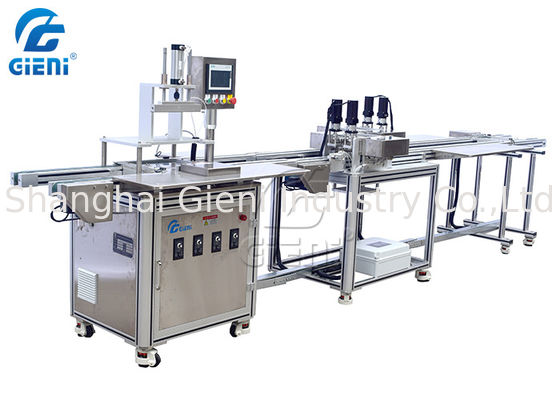 Batom que libera o equipamento de enchimento cosmético com parafusamento do recipiente