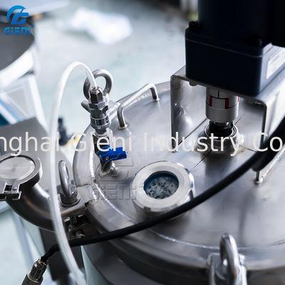 máquina de enchimento cosmética do creme do ocultador de 45pcs/Min 100ml com levantamento do bocal