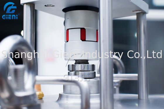 A mão derrama a máquina de derramamento do bálsamo de bordo da tabuleta, máquina de fabricação do batom